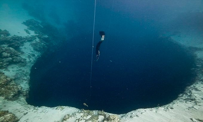Một hố sâu dưới đáy đại dương. (Nguồn: Globaltimes)