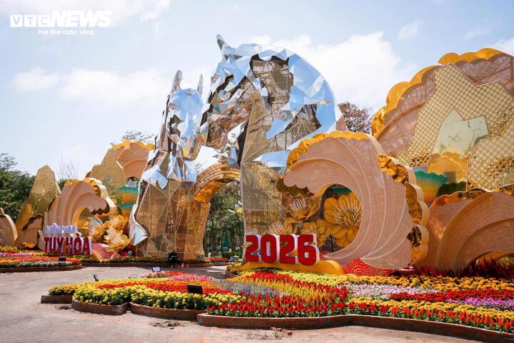 Xuân Bính Ngọ 2026, Đường hoa Tuy Hòa (tỉnh Đắk Lắk) được tổ chức tại công viên Hồ Sơn (công viên Thanh thiếu niên), kéo dài từ cổng số 1 đường Điện Biên Phủ đến cổng đại lộ Hùng Vương tiếp tục là điểm nhấn văn hóa – du xuân quen thuộc của người dân và du khách mỗi dịp Tết đến, Xuân về.