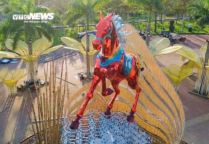 Đại cảnh linh vật “Xích mã Thăng Long” là điểm nhấn trung tâm.