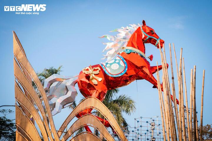 Tại công viên Hồ Sơn, phường Tuy Hòa, Đắk Lắk, linh vật "Xích mã Thăng Long" không chỉ mang đến không gian du xuân rực rỡ, mà còn gửi gắm thông điệp đoàn kết, giao hòa rừng – biển. (Ảnh: Minh Minh)