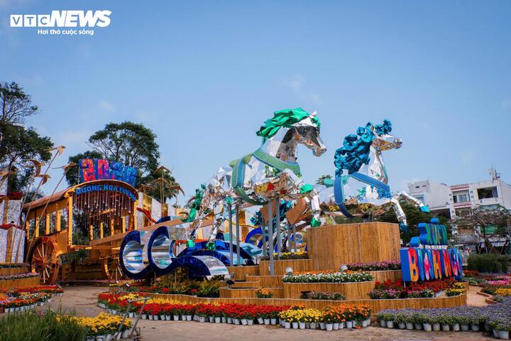 Đường hoa năm nay mang chủ đề “Tết ta một nhà”, thể hiện ý nghĩa đoàn viên, sum họp của mỗi gia đình Việt trong những ngày đầu năm mới. Đồng thời, chủ đề còn mang thông điệp lớn hơn trong bối cảnh hợp nhất tỉnh Đắk Lắk và Phú Yên cũ thành tỉnh Đắk Lắk mới, với mong muốn gắn kết, hòa nhập và cùng nhau phát triển trên vùng đất hội tụ cả rừng và biển.