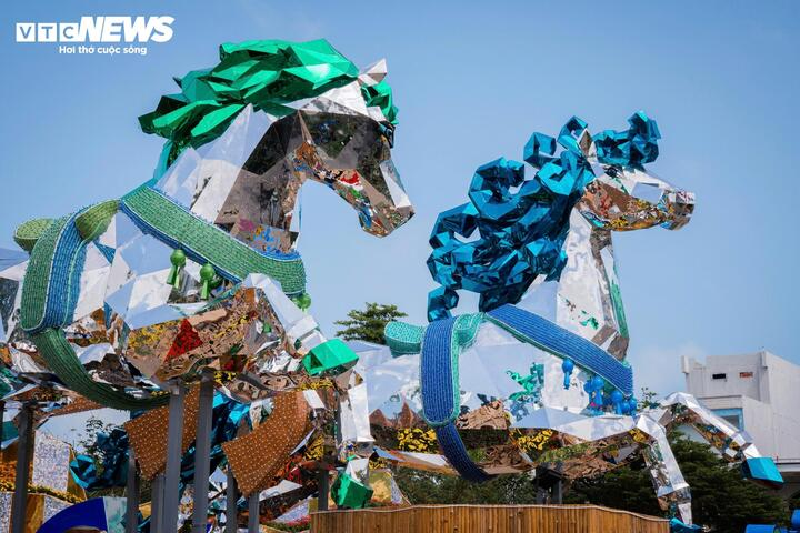 Ngay cạnh "Xích mã Thăng Long" là linh vật “Song mã tương phùng”. Hình ảnh đôi tuấn mã kéo cỗ xe hạnh phúc chở theo niềm vui, may mắn, ước mơ và ký ức tuổi thơ, tượng trưng cho hành trình vươn xa. (Ảnh: Minh Minh)