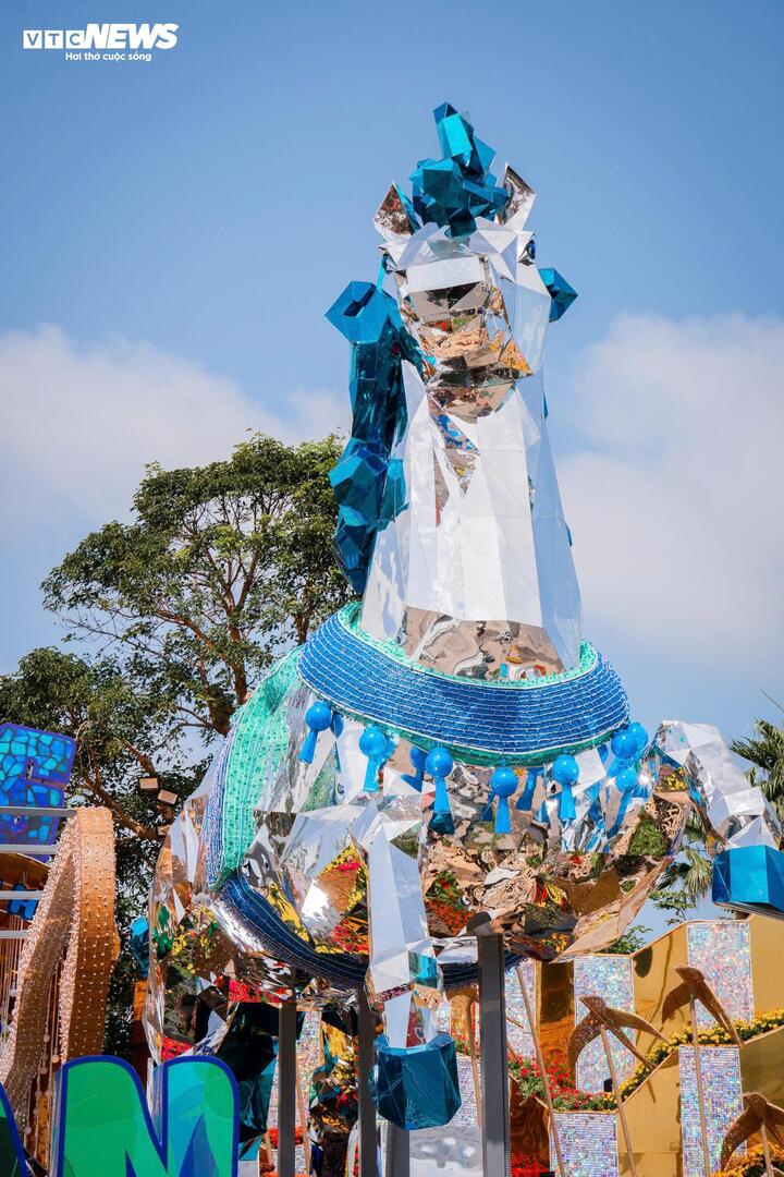 Hình ảnh đôi tuấn mã kéo cỗ xe hạnh phúc chở theo niềm vui, may mắn, ước mơ và ký ức tuổi thơ, tượng trưng cho hành trình vươn xa, sự giao hòa giữa núi rừng và biển cả.