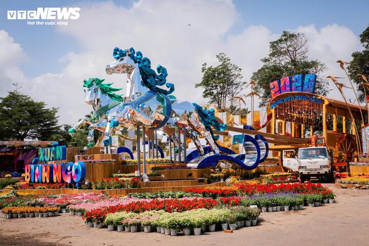 Đại cảnh cổng Điện Biên Phủ với tên gọi “Song mã tương phùng” là điểm mở đầu ấn tượng.