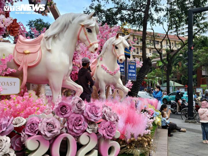 Gây chú ý không kém là đôi linh vật ngựa hồng tại khu vực trung tâm thương mại Gold Coast, phường Nha Trang, Khánh Hòa. Với gam hồng pastel ngọt ngào, tạo cảm giác lãng mạn, nhẹ nhàng, đôi ngựa này được nhận xét là như bước ra từ chuyện cổ tích. (Ảnh: Minh Minh)