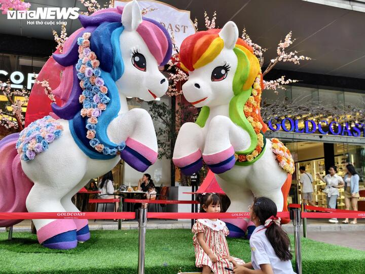 Ngay bên cạnh đôi ngựa hồng là đôi vật linh vật ngựa theo phong cách hoạt hình, dễ thương phù hợp với các em nhỏ. Nhờ yếu tố màu sắc rực rỡ, phù hợp ngày xuân, đây là điểm check-in của rất nhiều khách thăm quan. (Ảnh: Minh Minh)