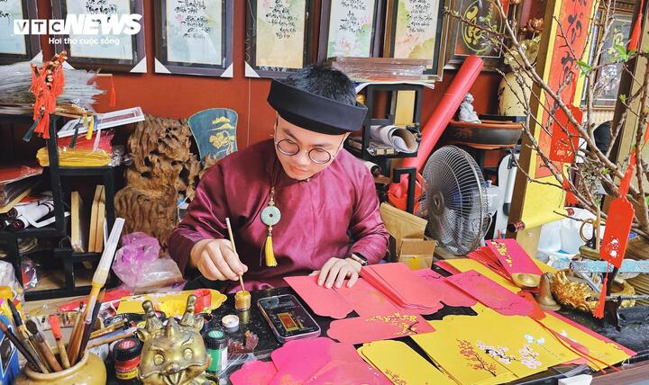 Bên cạnh giấy đỏ quen thuộc, thư pháp được viết trên gỗ và nhiều chất liệu khác, đáp ứng nhu cầu đa dạng của người xin chữ.