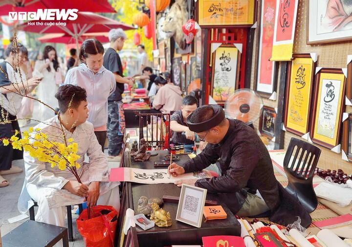 Năm nay, 50 ông đồ trẻ tại Phố Ông đồ Nhà văn hóa Thanh niên TP.HCM miệt mài viết chữ, trở thành điểm nhấn thu hút người dân và du khách dịp cận Tết.