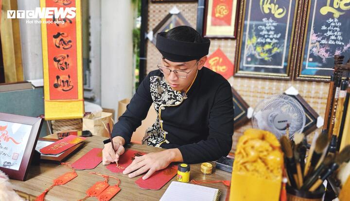 Hoàng Việt (sinh năm 2000) - kiến trúc sư trẻ “trao chữ” ngày xuân, mang đến cách tiếp cận mới cho thư pháp truyền thống.