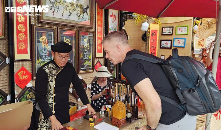 Nhiều du khách nước ngoài rất thích thú khi đến Phố Ông đồ.