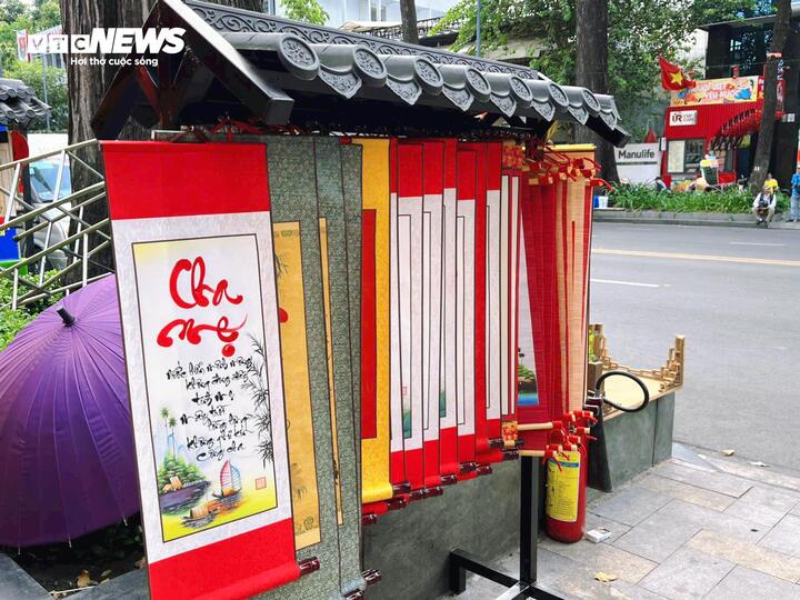 Phố Ông đồ nổi bật với những câu đối đỏ.