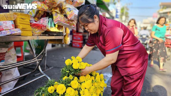 Chị Tuyết, tiểu thương tại chợ Bà Chiểu, cho biết năm nay các mặt hàng đồ cúng vẫn giữ mẫu mã truyền thống, chủ yếu phục vụ nhu cầu cúng lễ. “Hàng hóa không thiếu, giá cả ổn định so với năm trước. Từ hôm qua tới giờ cũng có khách ghé mua để về cúng ông Công ông Táo sớm”, chị Tuyết chia sẻ.