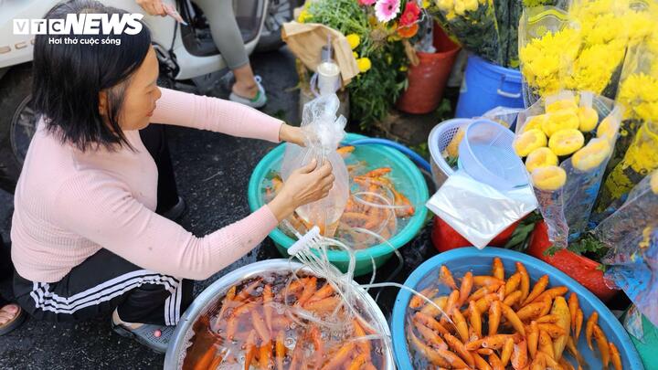 Theo các tiểu thương, so với các mặt hàng khác cá chép bán chậm hơn do người dân tiết giảm chi tiêu, chỉ mua những món cúng thiết yếu như hoa tươi, trái cây. Một số gia đình lựa chọn cúng tượng trưng (cá làm từ thạch, rau câu...) hoặc không thả cá như trước.