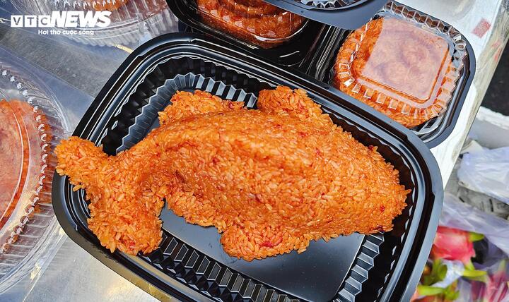 Xôi cúng được bày bán đa dạng với nhiều kích cỡ khác nhau để đáp ứng nhu cầu của người dân. Phần xôi nhỏ có giá khoảng 30.000 đồng, phần lớn từ 40.000 - 50.000 đồng. Nhiều tiểu thương còn làm xôi tạo hình con cá - biểu tượng gắn với tích ông Táo chầu trời. Các phần xôi tạo hình cầu kỳ có giá từ 80.000 đến 100.000 đồng/phần, trọng lượng từ 600-700g.