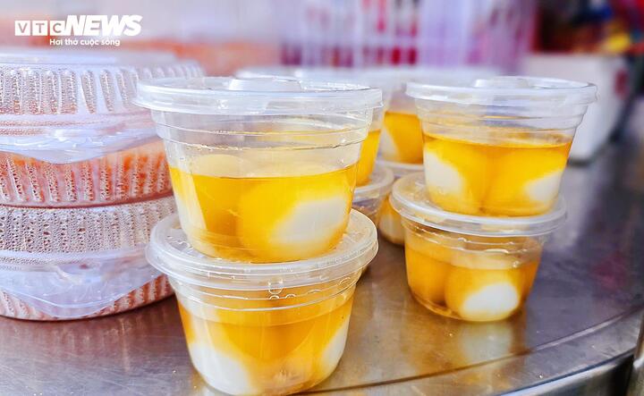 Chè trôi nước - món lễ không thể thiếu trong mâm cúng ông Táo của nhiều gia đình - được các tiểu thương tự nấu và bán trực tiếp tại chợ. Mỗi phần gồm 3 viên, giá dao động từ 20.000 đến 25.000 đồng tùy kích cỡ. Giá cả không tăng, lượng khách mua chè chủ yếu là khách quen hoặc người mua gộp nhiều món cùng lúc.