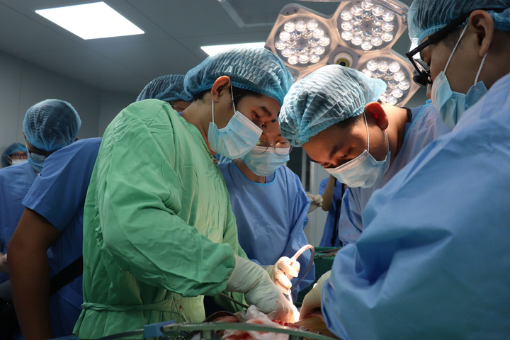 Bác sĩ Bệnh viện Nhi Đồng 2 phẫu thuật cho bệnh nhi.