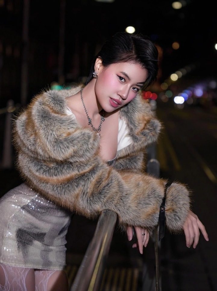 Năm 2025, cô cắt đầu đinh để hiến tóc cho bệnh nhân ung thư. Từ đó đến nay, kiểu tóc cá tính này cũng gắn bó với hình ảnh của nữ rapper sinh năm 2003.