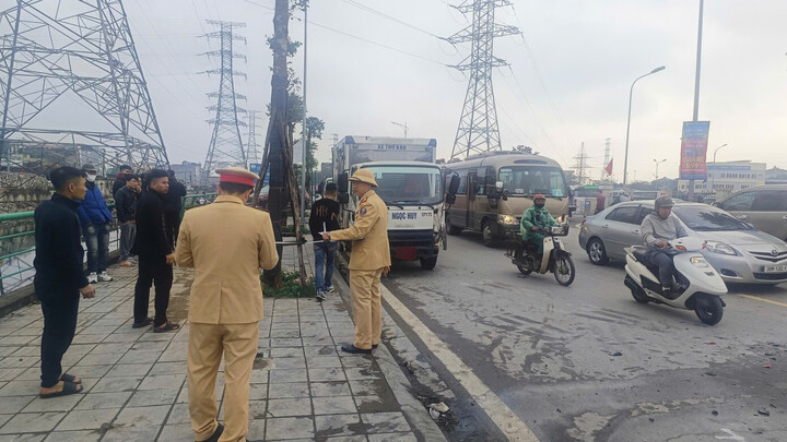 Lực lượng CSGT có mặt tại hiện trường. Ảnh: Thanh Hà