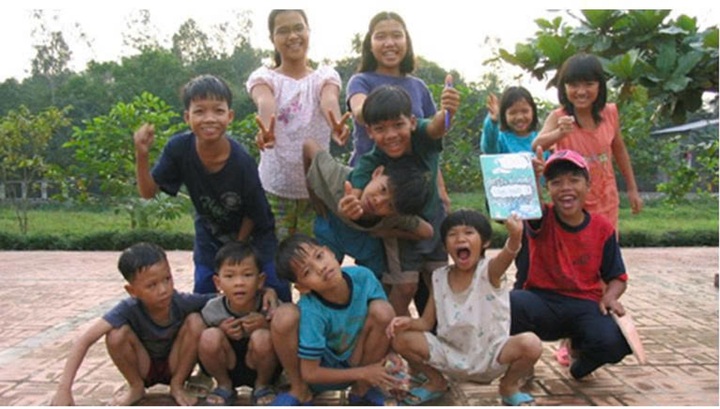 Thành viên Làng trẻ em SOS Đồng Hới đi dã ngoại trên bãi biển. (Ảnh: Nhân vật cung cấp)