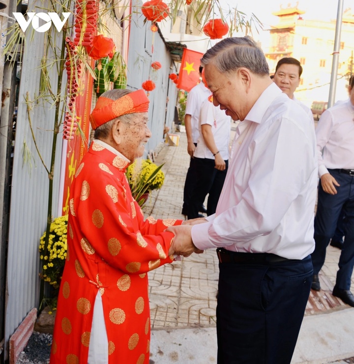 Tổng Bí thư Tô Lâm đến thăm, chúc Tết nhà nghiên cứu Nguyễn Đình Tư.