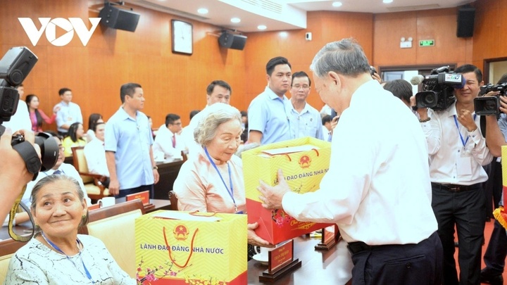 Tổng Bí thư Tô Lâm tặng quà gia đình chính sách, người có công tiêu biểu trên địa bàn.