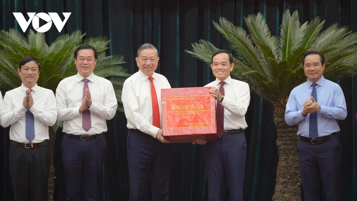 Tổng Bí thư Tô Lâm tặng quà chúc Tết.