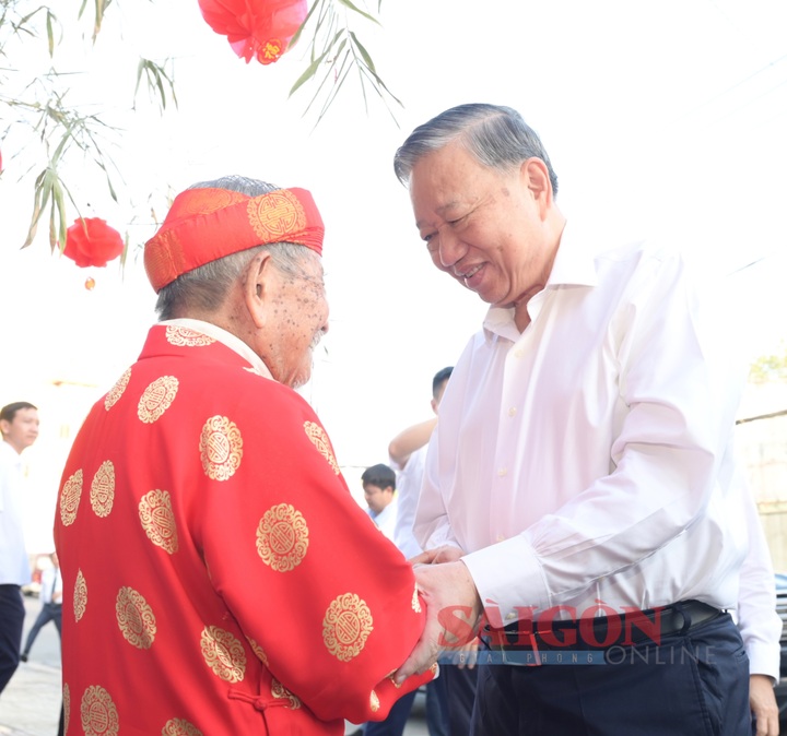 Tổng Bí thư Tô Lâm đến thăm, chúc Tết nhà nghiên cứu Nguyễn Đình Tư. (Ảnh: Văn Minh)