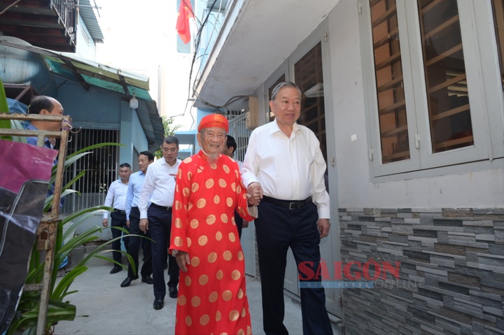 Tổng Bí thư Tô Lâm đến thăm, chúc Tết nhà nghiên cứu Nguyễn Đình Tư. (Ảnh: Văn Minh)