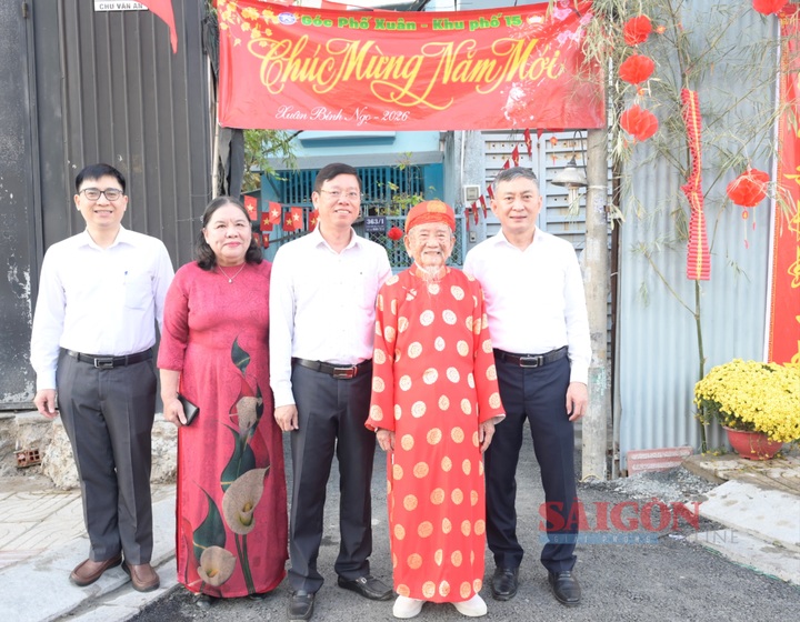 Gia đình nhà nghiên cứu Nguyễn Đình Tư. (Ảnh: Văn Minh)