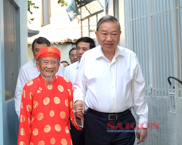 Tổng Bí thư Tô Lâm đến thăm, chúc Tết nhà nghiên cứu Nguyễn Đình Tư. (Ảnh: Văn Minh)