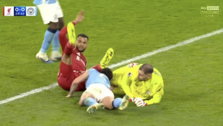 Khusanov va chạm với Donnarumma.