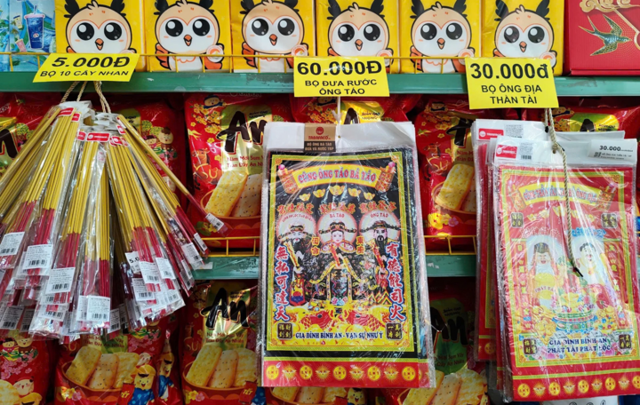 Bách Hóa Xanh bán nhang đèn, vàng mã cúng ông Táo.