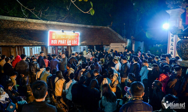 Người dân xếp hàng xin ấn lộc đầu năm.