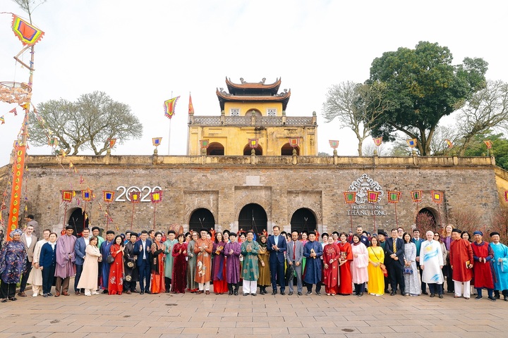 Đại diện Lãnh đạo Bộ Ngoại giao, Lãnh đạo Thành phố Hà Nội, UNESCO, cùng các đại sứ, phu nhân đại sứ, đơn vị đồng hành là Tập đoàn Sovico, Công ty Cổ phần Địa ốc Phú Long chụp hình lưu niệm.