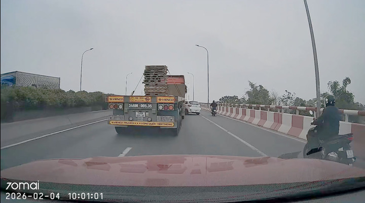 Xe đầu kéo tăng tốc đánh lái sang phải tông trúng ô tô con khiến chiếc xe xoay ngang đường. (Ảnh cắt từ clip)