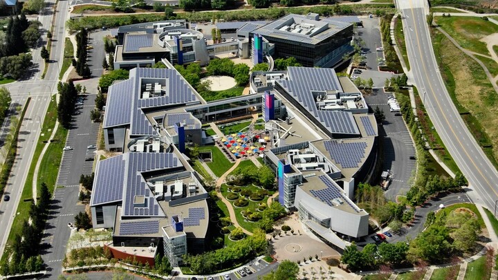 Trụ sở chính của Alphabet tại Mountain View, California, với hệ thống tấm pin năng lượng mặt trời trải rộng. (Nguồn: Getty Images)