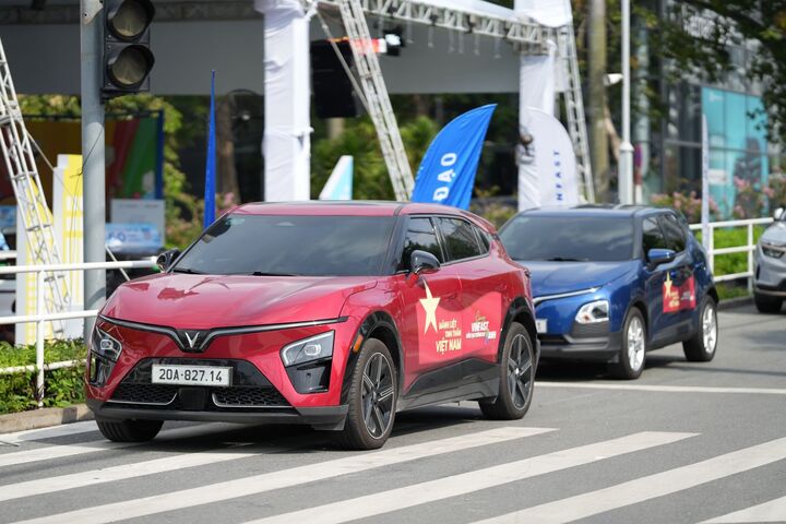 VinFast VF 7 chạy đường trường: Đường xấu chạy vô tư, rộng rãi, sạc tiện lợi - 2