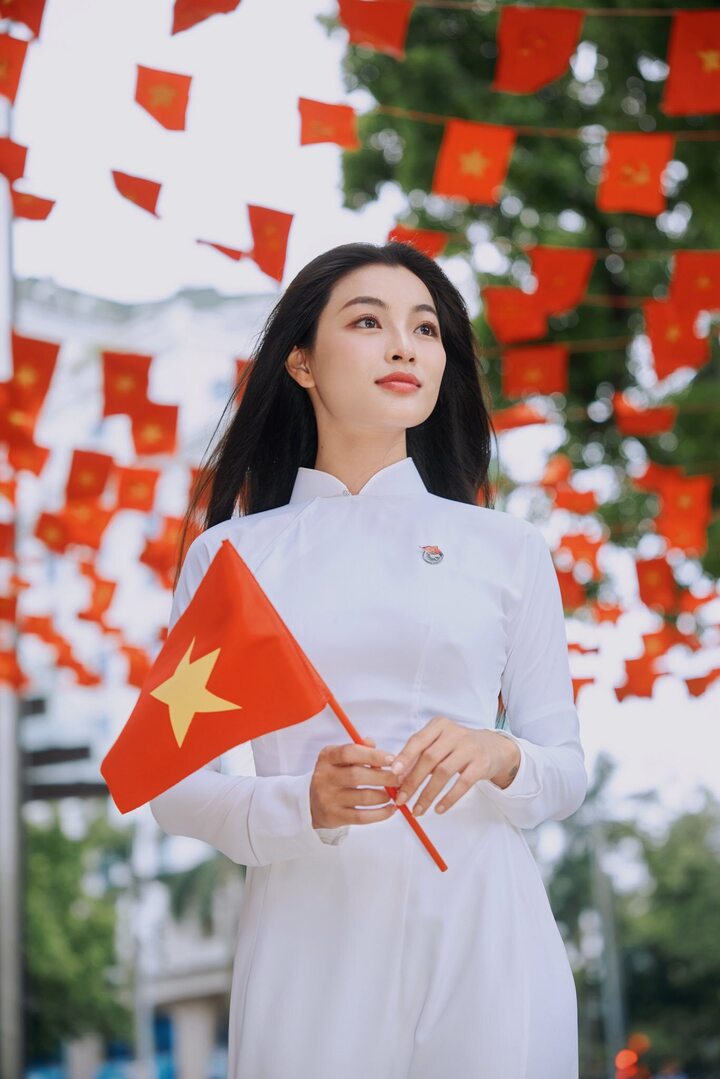 Sở hữu gương mặt nét đẹp mang màu sắc cổ điển lẫn ma mị, Lan Thy thường được giao những vai diễn thiên về cảm xúc, nội tâm.