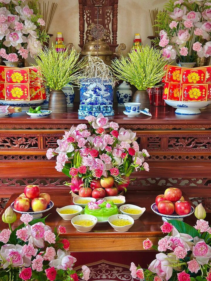 Mùng 1 tháng 5 Âm lịch đúng mùa hoa sen Super, chị bày mâm lễ màu hồng đỏ với hoa sen kết hợp hoa hồng và hoa phăng.