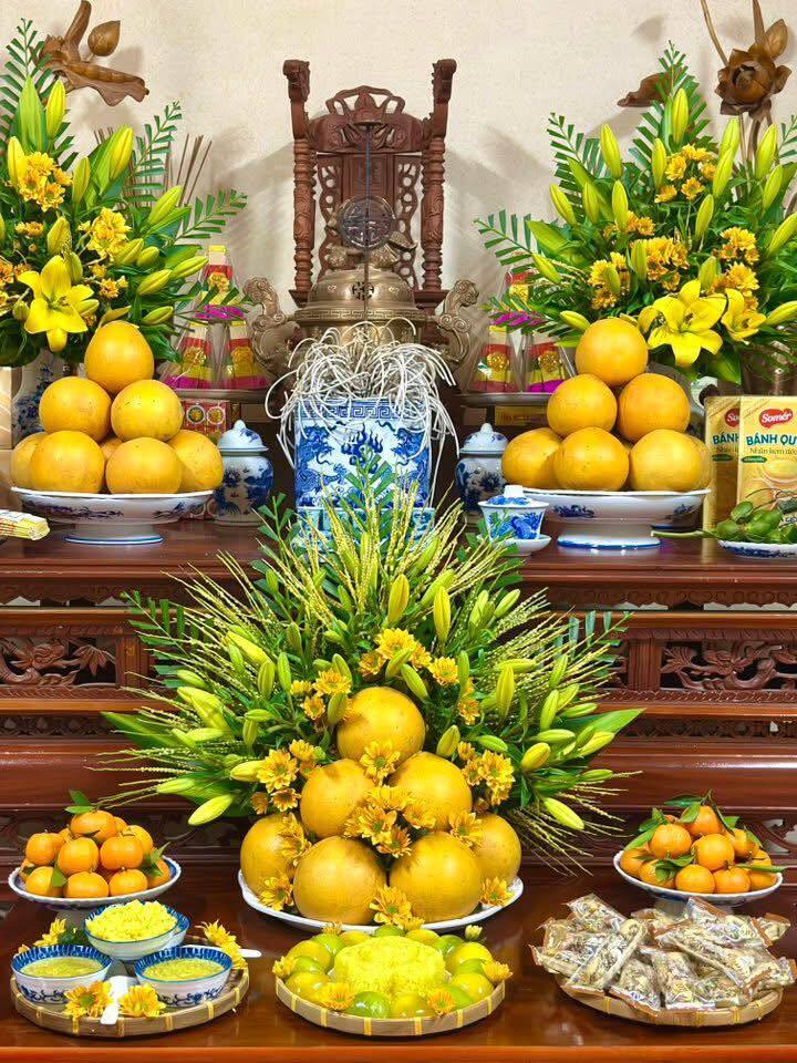 Mâm lễ ngày rằm tháng 10 với tông màu vàng quen thuộc.
