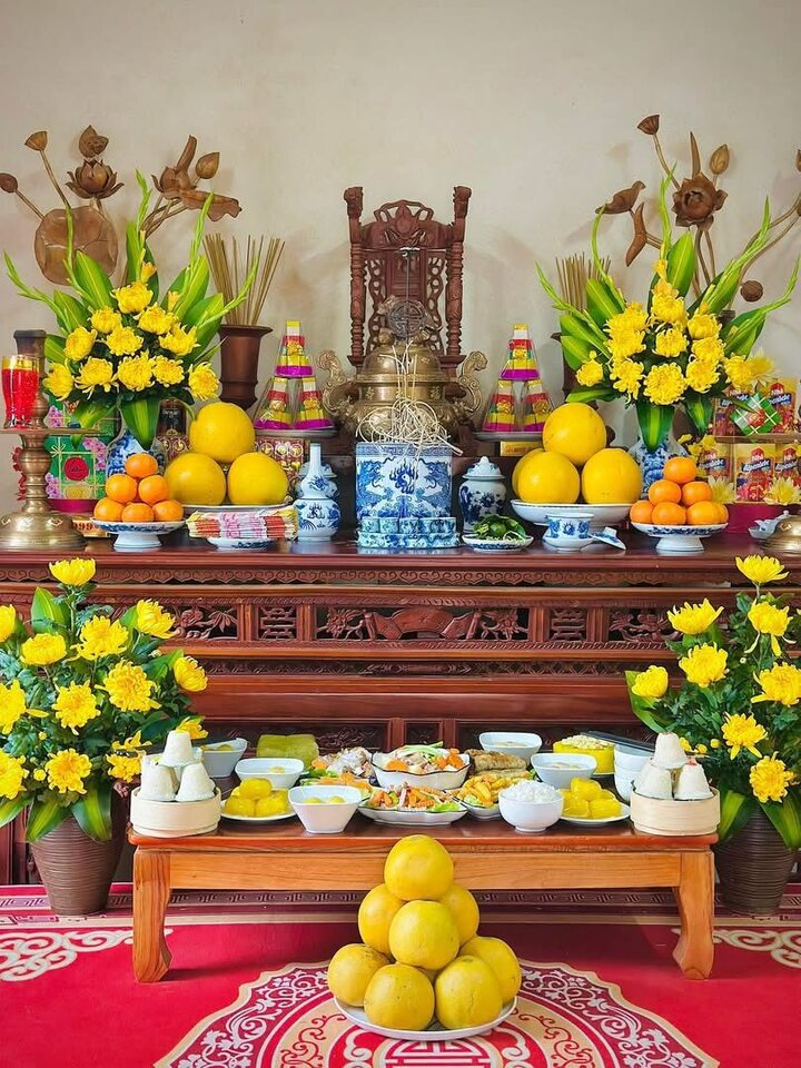 Ngày rằm tháng Giêng, chị chọn tông màu vàng cho sự may mắn, cắm bình hoa cúc đại đoá, nấu một mâm cơm đơn giản, làm bánh xu xê, oản xôi, nấu chè dâng lễ.