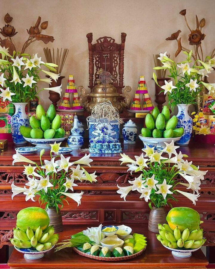 Mùa loa kèn năm nào chị cũng nhất định phải dâng lễ lên ban thờ.