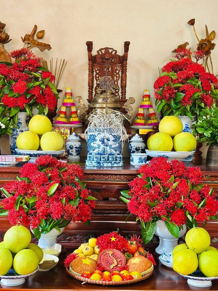 Dịp mùng 1 tháng 7 rơi vào đúng dịp cả nước đang hân hoan chào mừng 80 năm Quốc khánh nên chị chọn tông màu đỏ và vàng như màu cờ Tổ quốc.