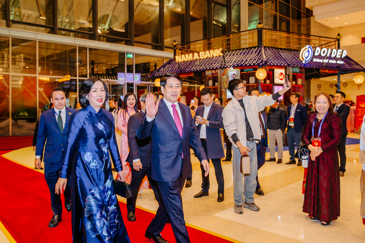 Chủ tịch nước cùng phu nhân tham dự sự kiện Xuân Quê Hương 2026.