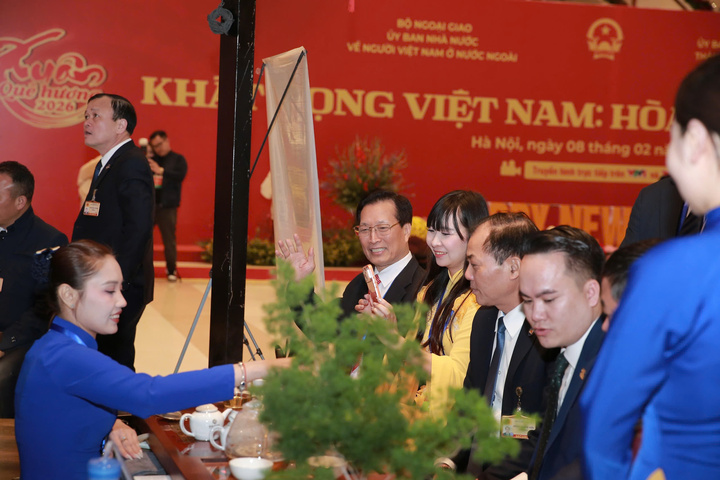 Trà nương Đôi Dép mời trà bà con kiều bào.