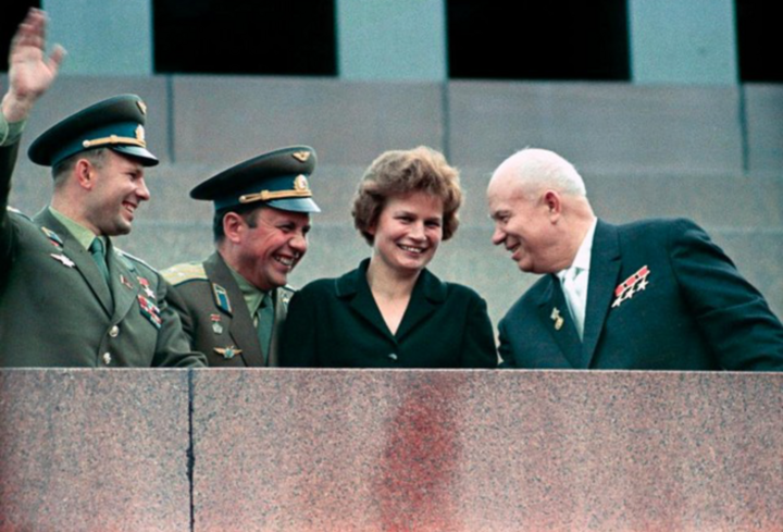 Nikita Khrushchev (giữa) cùng các đồng nghiệp.