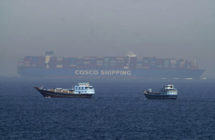 Tàu thuyền di chuyển trên eo biển Hormuz. (Ảnh: AP)