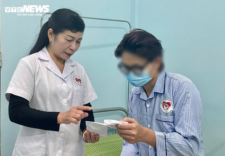 Bác sĩ Thu hướng dẫn người gặp vấn đề rối loạn tâm thần sử dụng thuốc. (Ảnh: Như Loan)