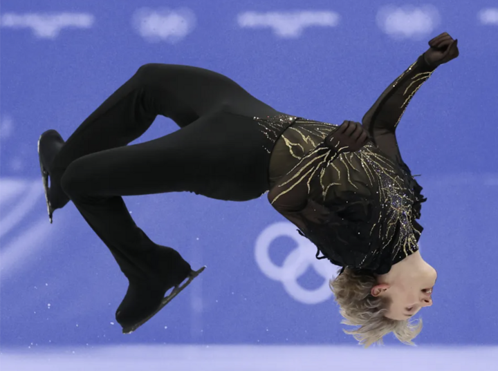 VĐV Ilia Malinin thực hiện cú lộn ngược tiếp đất bằng một chân lịch sử. (Nguồn: SELF)