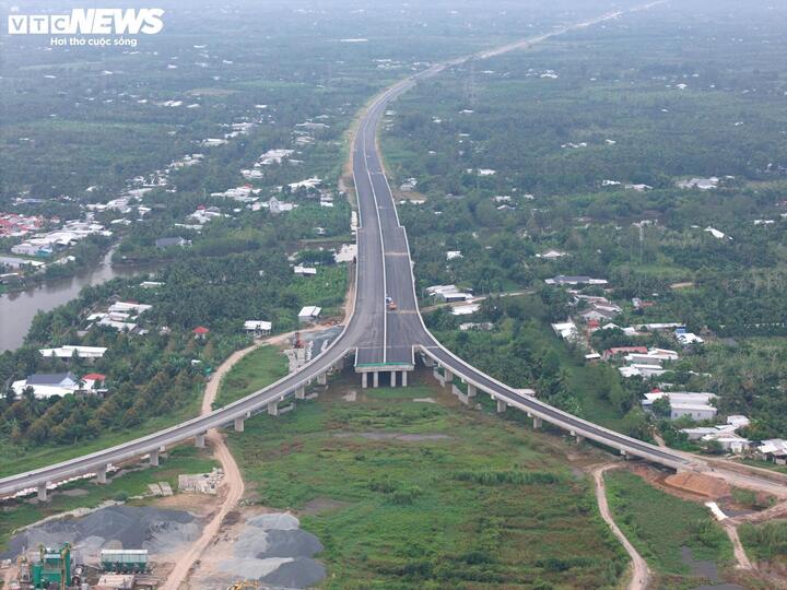 Cao tốc Cần Thơ - Cà Mau có chiều dài gần 111km, quy mô 4 làn xe. (Ảnh: Lương Ý)